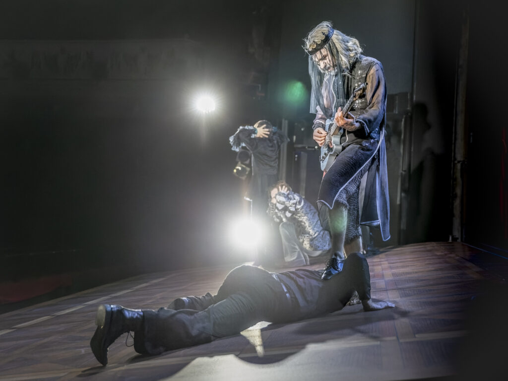 HAMLET, Tiroler Landestheaterl: Phillip Henry Brehl (Hamlet), Ian Fisher (Geist) (c) Birgit Gufler