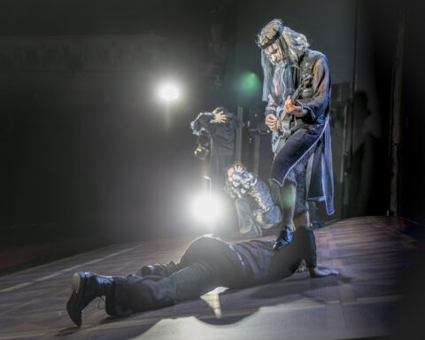 HAMLET, Tiroler Landestheaterl: Phillip Henry Brehl (Hamlet), Ian Fisher (Geist) (c) Birgit Gufler