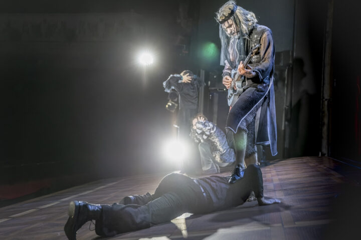 HAMLET, Tiroler Landestheaterl: Phillip Henry Brehl (Hamlet), Ian Fisher (Geist) (c) Birgit Gufler