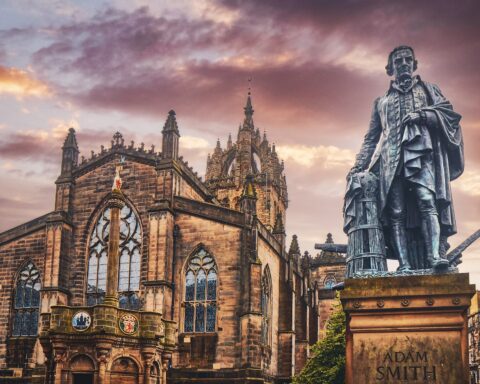 Adam Smith Statute. Kapitalismus? Foto von K. Mitch Hodge auf Unsplash